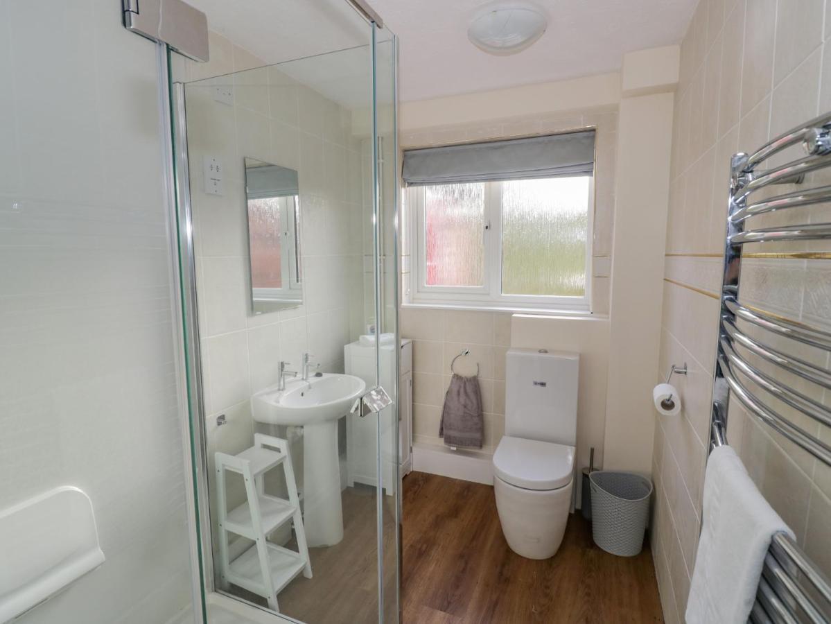 Meadowfields Villa Kidderminster Exterior photo