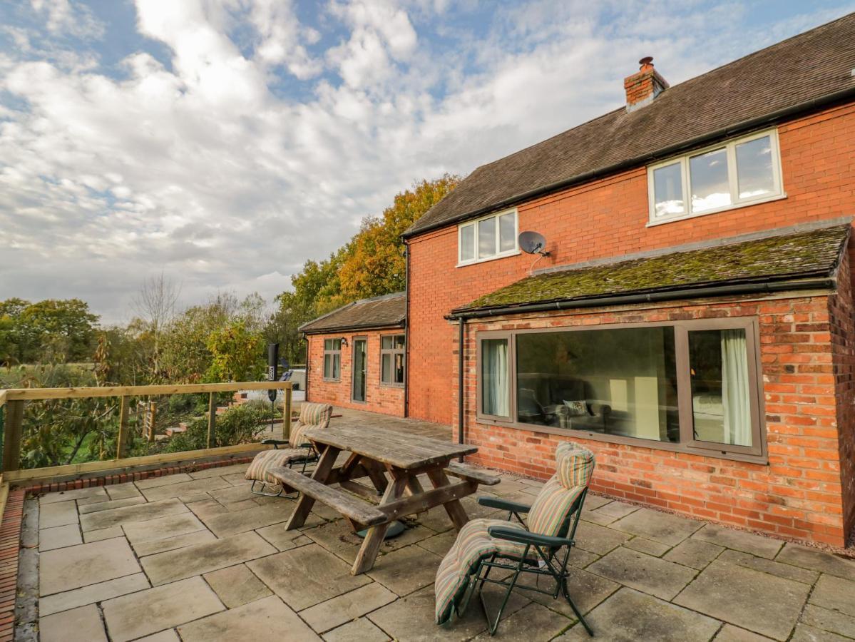 Meadowfields Villa Kidderminster Exterior photo